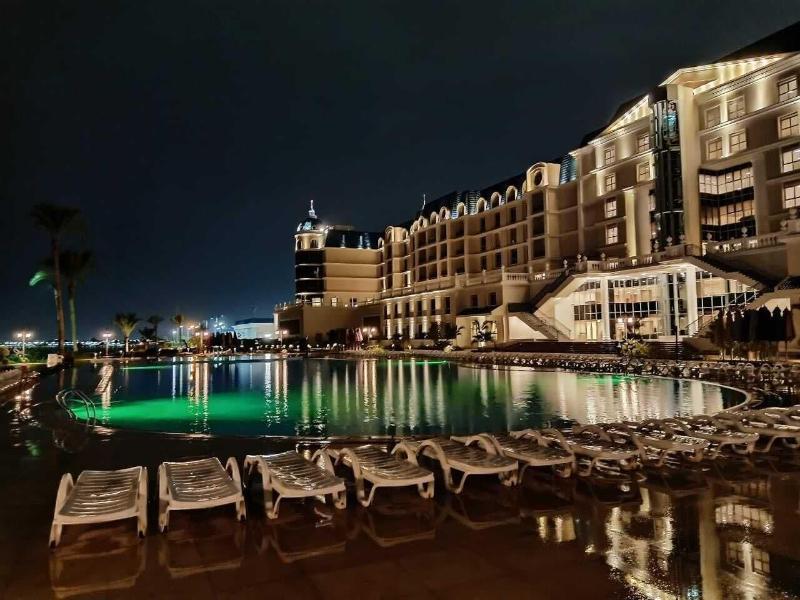 Tolip El Forsan Hotel Ismaília Exterior foto The hotel at night