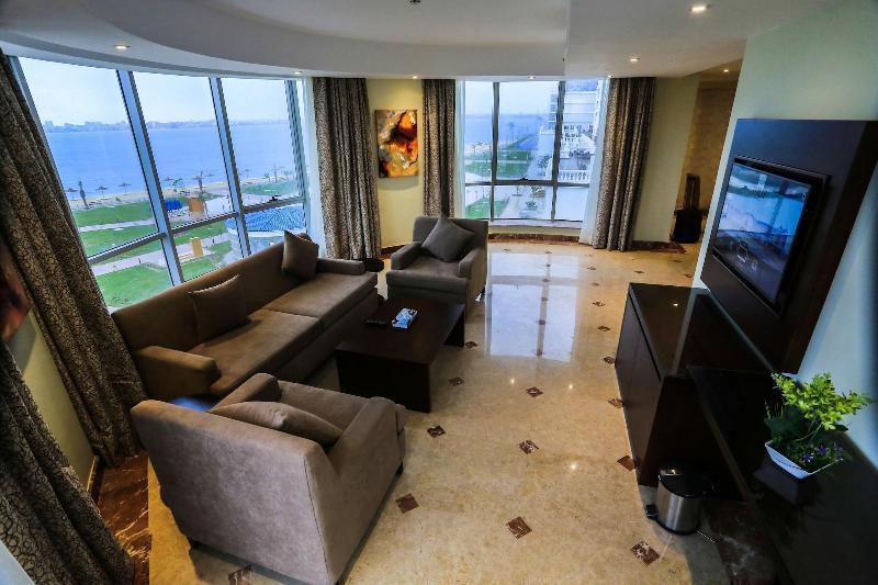 Tolip El Forsan Hotel Ismaília Exterior foto A living room in a suite at the hotel